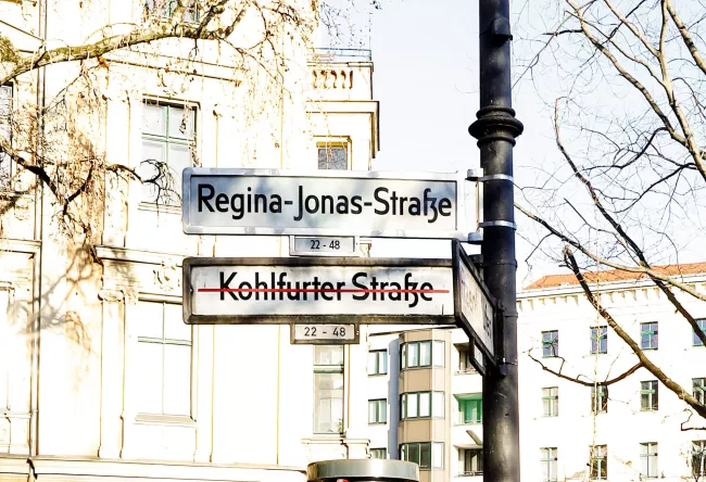 Neues Straßenschild in Berlin-Kreuzberg: Aus Kohlfurter wird Regina-Jonas-Straße