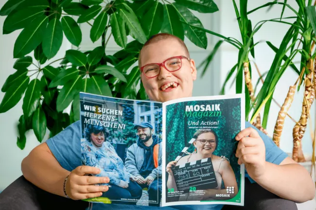 Sophie liest in der neuen Ausgabe des Mosaik Magazins - Titelthema: Menschen mit Behinderungen im Rampenlicht