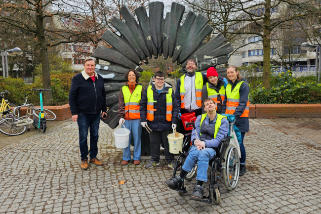 Die Umweltgruppe des BFB Werbellinstraße mit RBB-Reporter Ulii Zelle