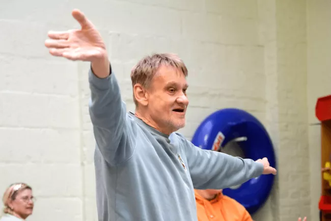 Werkstattbeschäftigter beim Angebot "Dance Fit" im Rahmen der Woche der Seelischen Gesundheit 2025 bei Mosaik