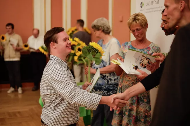 Absolvent des Berufsbildungsbereichs von Mosaik auf der feierlichen Zertifikatsübergabe im Roten Rathaus von Berlin 2025