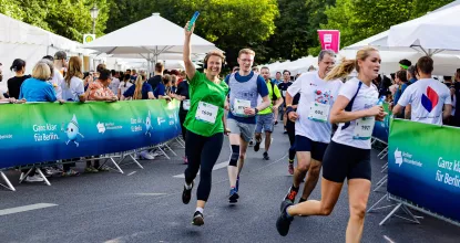 Mosaik-Läuferin auf der Strecke bei der 5x5 Teamstaffel