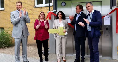 Schlüsselübergabe für den Fahrstuhl