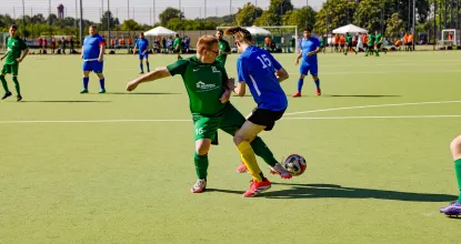 2 Fussballspieler kämpfen um den Ball