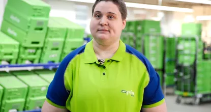 Portrait von Nicole an ihrem Außenarbeitsplatz bei der PIN AG