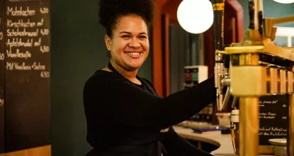 Joelma - Auszubildende bei Mosaik-Services - hinter dem Tresen vom Charlottchen