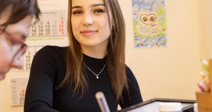 Lara absolviert im Beschäftigungs- und Förderbereich von Mosaik ihre Ausbildung zur Heilerziehungspflegerin