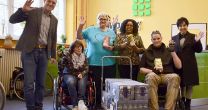 Freude in Reinickendorf über Berliner Kaffeewette: Bezirksbürgermeisterin Emine Demirbüken-Wegner übergibt 100 Päckchen Kaffee an Mosaik-Berlin