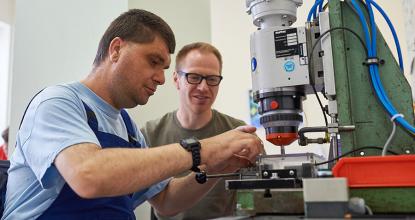 Zwei Mitarbeiter der Betriebsstätte Reinickendorf an der Bohrmaschine