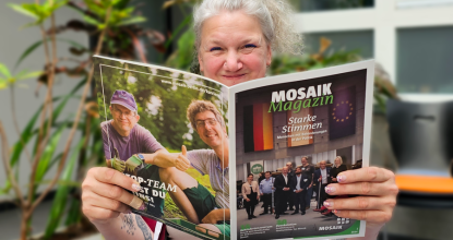 Beschäftigte schmökert im Mosaik Magazin