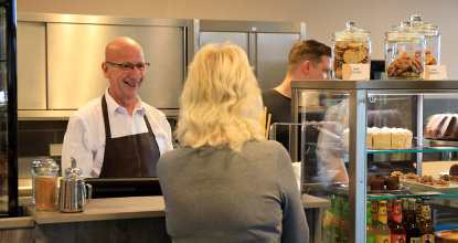 Leiter des Cafés Inge, Holger Kruse, hinter dem Tresen