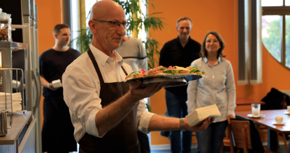 Eröffnung des Bibliothekscafés Inge Anfang November 2023, Mitarbeiter Holger Kruse begrüßt die Gäste