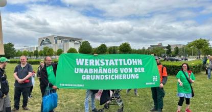 Mosaik demonstriert vor dem Bundestag