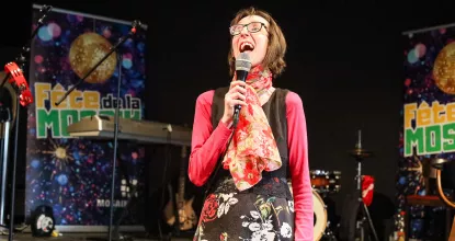Beschäftigte von Mosaik singend auf der Bühne des Chralottchens bei der Fête de la Mosaik