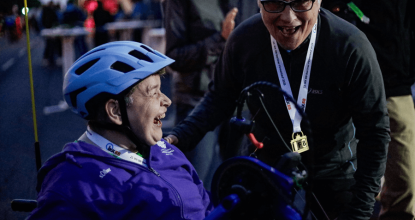 Mosaik beim Berliner Firmenlauf 2025 mit Handbikerin Carola Falkowski und Motopädin Angelika Schmiemann