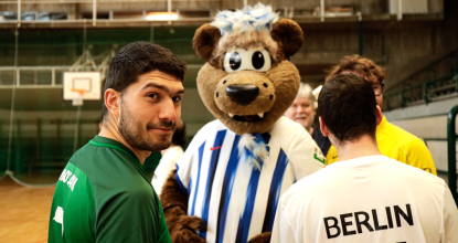 Fußballfreundschaftsturnier in der Sömmeringhalle mit Maskottchen Herthinho