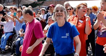 Super Stimmung - Beim Gemeinschaftsfest im Askanierring wurde lautstark mitgesungen und mitgetanzt