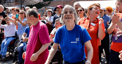 Super Stimmung - Beim Gemeinschaftsfest im Askanierring wurde lautstark mitgesungen und mitgetanzt