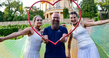 Mosaik-Mitarbeiter mit 2 Artistinnen des Kollektiv "Stabernack eh fau" und Herz vor dem Belvedere auf dem Potsdamer Klausberg