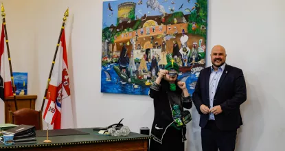 Künstlerin Suzy van Zehlendorf mit Spandaus Bürgermeister Frank Bewig vor dem Gemälde "Spandauer Allerlei"