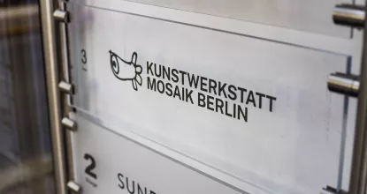 Etagenschild am neuen Standort - Logo der Kunstwerkstatt Mosaik Berlin in den Mercator-Höfen