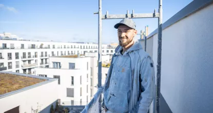 Maler auf Gerüst