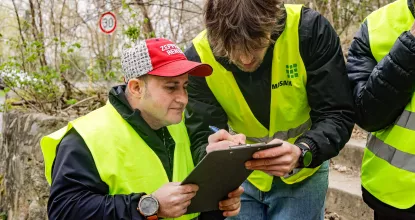 BFB-Teilnehmer beim Ausfüllen des Protokolls im Rahmen des Amphibienschutz-Projekts der Mosaik-Kiezhilfe in Grunewald