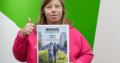 Redaktionsmitglied Sabine Zobel präsentiert stolz die neueste Ausgabe des Mosaik Magazins