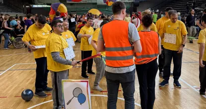 Teilnehmende an der Station "Luftballon-Tennis" beim 14. Mosaik-Sportfest 2026