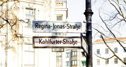 Neues Straßenschild in Berlin-Kreuzberg: Aus Kohlfurter wird Regina-Jonas-Straße