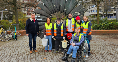 Die Umweltgruppe des BFB Werbellinstraße mit RBB-Reporter Ulii Zelle