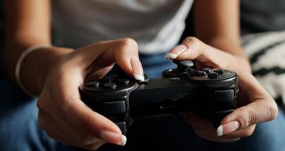 Weitersagen Frau mit Gamepad