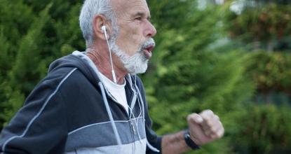 Weitersagen Rentner beim Joggen