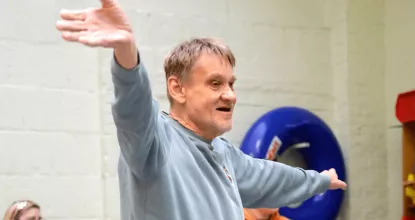 Werkstattbeschäftigter beim Angebot "Dance Fit" im Rahmen der Woche der Seelischen Gesundheit 2025 bei Mosaik