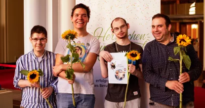 Absolventen des Berufsbildungsbereichs bei Mosaik bei der Zertifikatsübergabe im Roten Rathaus 2024