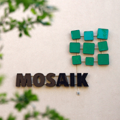 Mosaik-Logo an Hausfassade