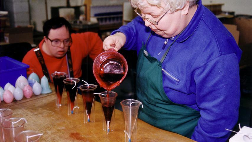 1999 - zwei Mitarbeiter beim Kerzengießen in der Betriebsstätte Kreuzberg