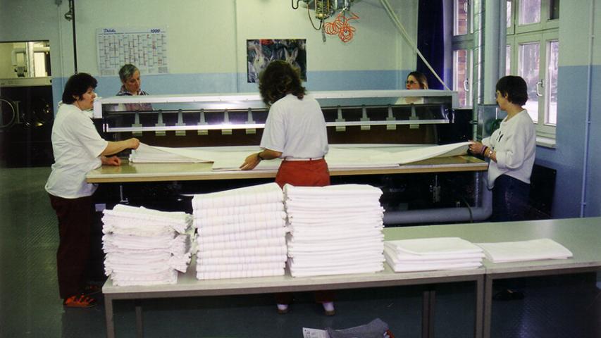 1999 - Mitarbeiterinnen in der ehemaligen Wäscherei der Betriebsstätte Spandau