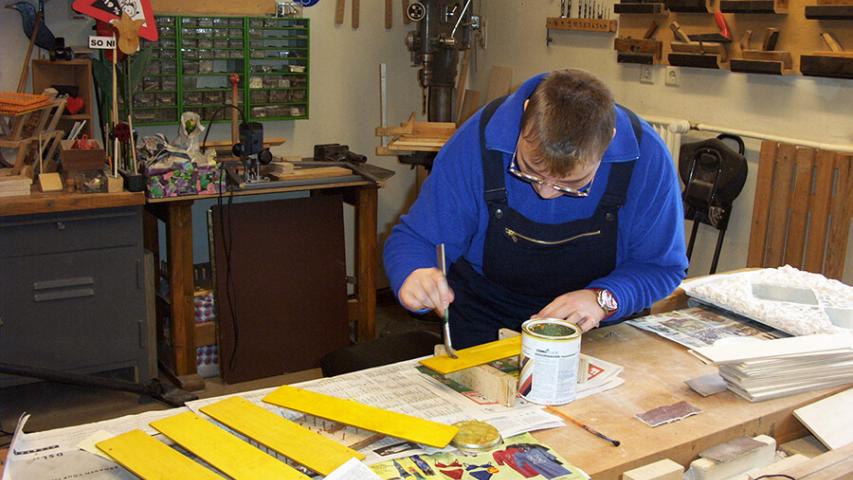 2003 - Teilnehmer bei der Arbeit in der Holzwerkstatt der BFB-Götelstraße