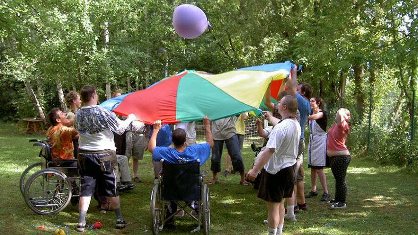 2003 - Gruppe der BFB-Götelstraße beim Sport mit dem Schwungtuch