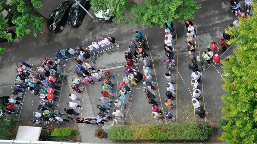 2015 - Schriftzug "MOSAIK" aus Menschen gebildet in der Betriebsstätte Reinickendorf