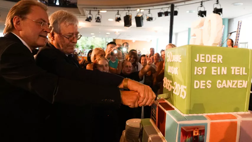 2015 - Frank Jeromin schneidet auf der 50-Jahr-Feier von Mosaik die Torte mit an
