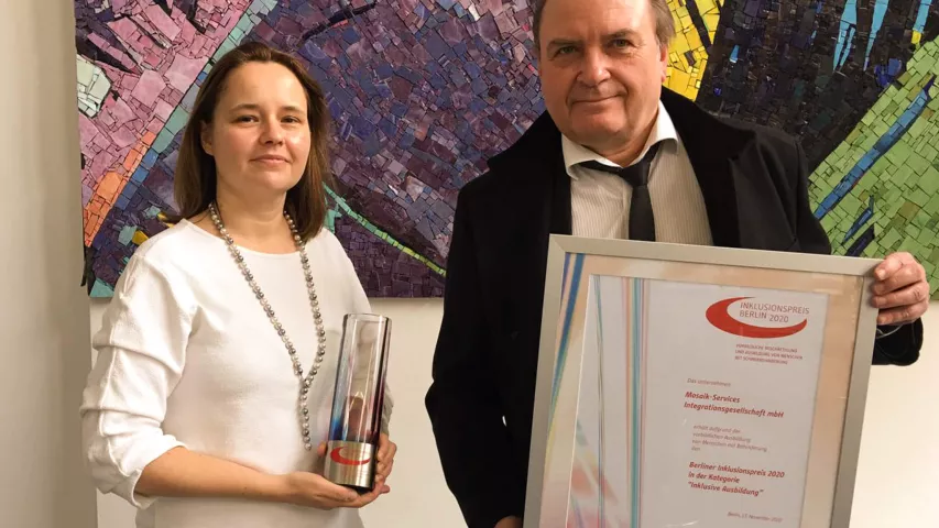 2020 - Frank Jeromin und Bereichsleiterin Beate Pfau nehmen den Berliner Inklusionspreis für Mosaik-Services entgegen