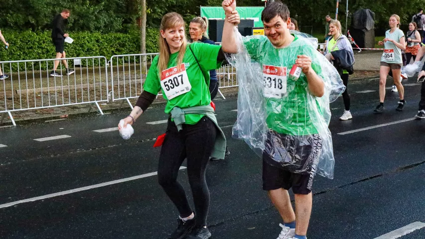 Trotz Regen Mosaik-Läufer auf der Strecke beim Berliner Firmenlauf