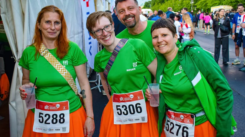 Mosaik hat sich schick gemacht für den Berliner Firmenlauf - mit grünem Mosaik-Trikot und orangefarbenen Röckchen