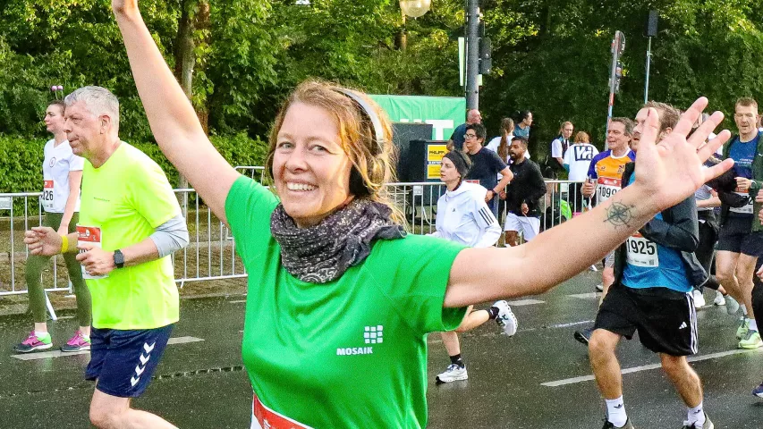 Mosaik-Läuferin auf der Strecke beim Berliner Firmenlauf