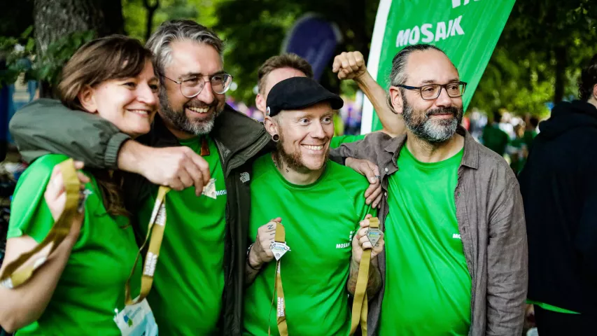 Gruppenfoto eines Mosaik-Staffelteams