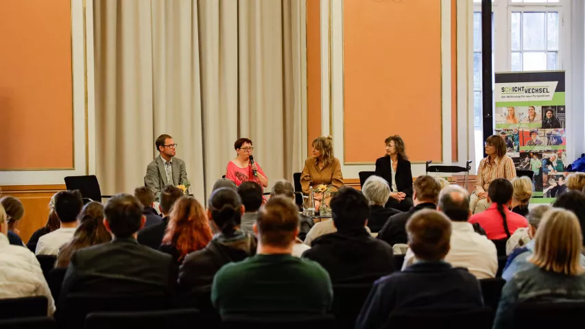 Empowerment-Tag 2026 im Roten Rathaus - Blick aus dem Publikum auf das Podium
