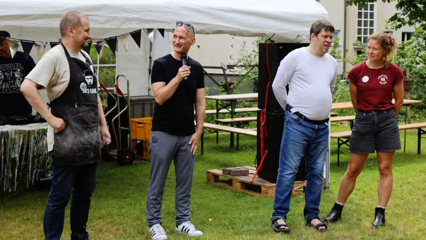 30 Jahre Ulmenallee - Standortleiter Marco Obermeier und BFB-Bereichsleiter Thomas Franke (links, 2. v.l.)