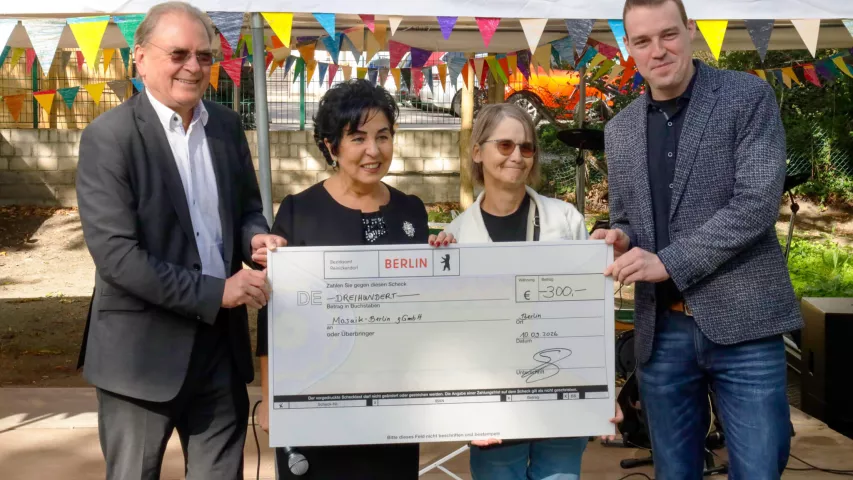 Gruppenfoto mit großem Spendenscheck über 300 Euro - übergeben von Bezirksbürgermeisterin Emine Demirbüken-Wegner an Frank Jeromin (ehem. Geschäftsführer), Cornelius Haack (Standortleier) und Margitta Jakob (Vorsitzende des Werkstattrats)